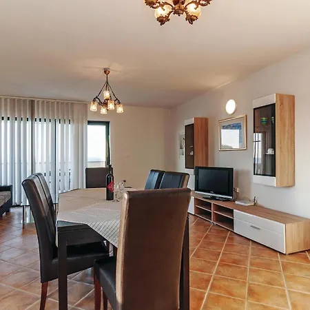 דירה Three-bedroom In