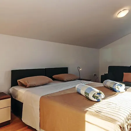 Three-bedroom In דירה