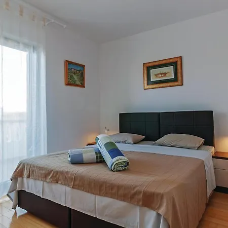 Three-bedroom In Lejlighed *