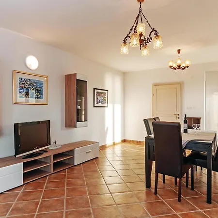 Apartman Cozy In With Swimming Pool